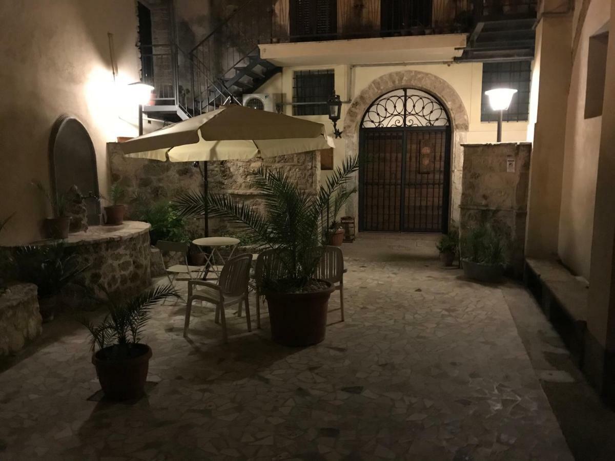 Le Prigioni Del Palazzo B&B ソラ エクステリア 写真